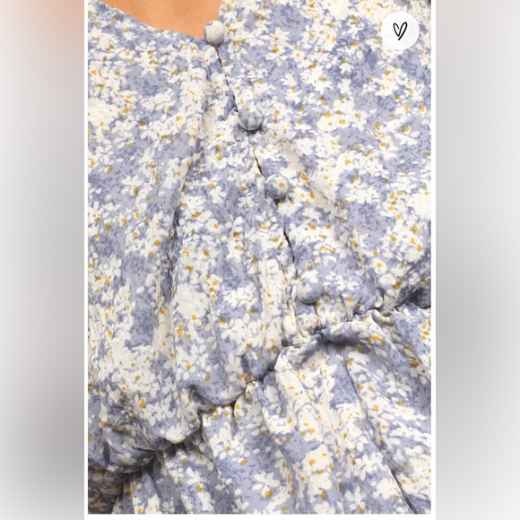 Lulu’s blue floral romper size small - Picture 4 of 7